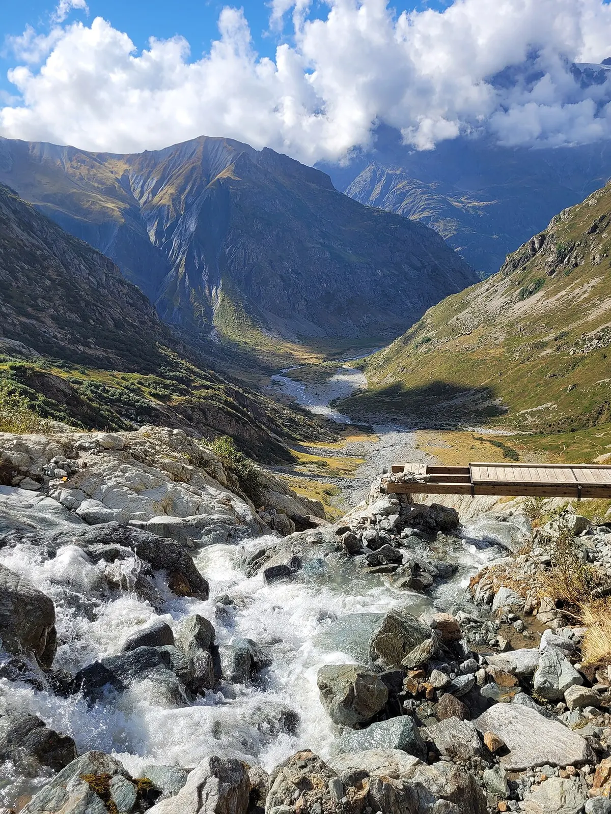 Passerelle endommagée sur le torrent du Sirac, dans les Écrins